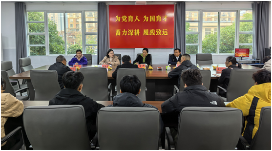 院校协同促成长，实践育人谱新篇——美加墨世界杯领导赴嘉鱼县第一初级中学看望实习生并开展校际交流